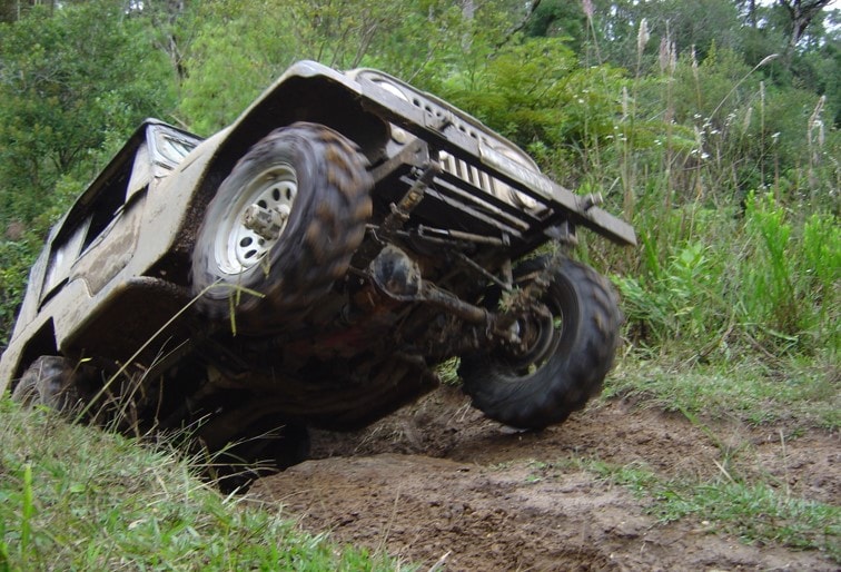 UM DIA TODOS OS BURACOS DO MUNDO IRÃO SE UNIR E O ÚNICO VEÍCULO VIÁVEL SERÁ O JEEP