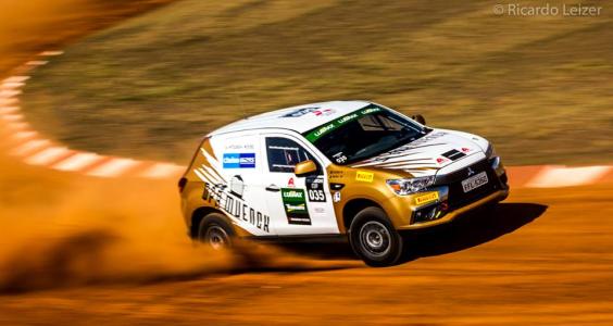 Disputas lado a lado na Mitsubishi Cup