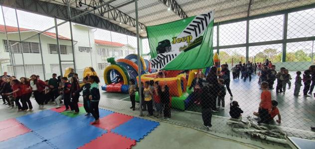 O Jeep Clube São Bento traz diversão à crianças de 2 escolas de São Bento do Sul